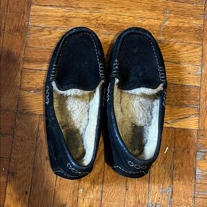 Big girl Ugg black mocassin in a very good condition